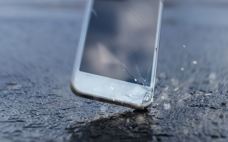 Iphone画面のヒビ割れ放置は危険 応急処置をしてから修理に出そう Enjoy Iphone Life